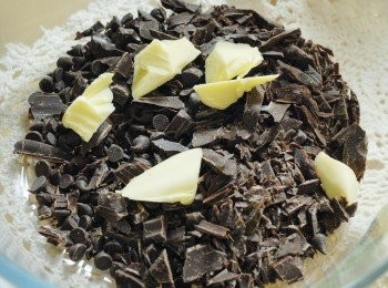 step2: 將巧克力切成小塊，放入大碗內，再下切小塊的無鹽牛油