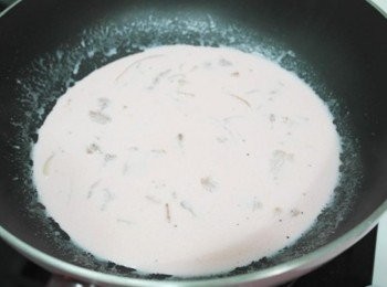 step8: 有點滾的時候倒入蝴蝶麵一起拌炒至麵條熟成!!!等待收汁就可以盛盤囉~~顏色很粉吧^^