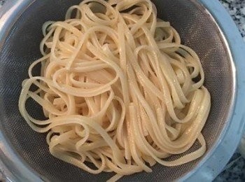 step4: 麵煮好後瀝乾，倒些橄欖油混勻防沾黏。