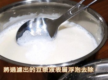 step4: 將過濾出的豆漿液表層浮泡去除，
電鍋加入米杯水1~1.5杯，將豆漿液蒸煮成豆漿。
運用電鍋煮豆漿是歐巴桑目前試過最簡單方便的方法，
不需費時顧爐更不用花力氣去一直攪拌，
更不怕一不小心就焦底。