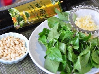 step1: 備料:烘焙松子、9層塔、蒜末、橄欖油