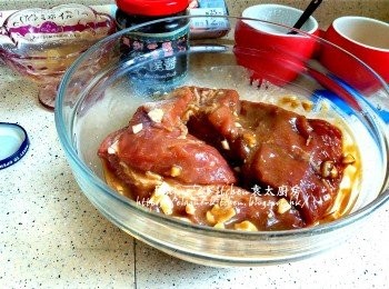 step2: 將梅頭肉放入大碗內 , 加入蒜粒 , 五香粉 , 蜜糖  , 腐乳 , <span class="group_2">醃料</span>及50ml拌勻