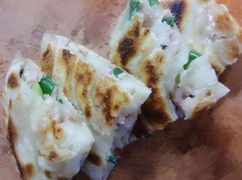 step12: 如果是當天或隔天食用的話，於步驟6放入塑膠袋前，蔥肉捲餅外表要抹油(才不會沾黏塑膠袋)再放入，靜置30分鐘後冷藏，要食用時再隔著塑膠袋壓扁後，同步驟7入鍋煎至金黃即可