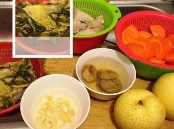 step1: 霸王花預先用水浸冼好～備用
無花果及南北杏㓎一陣冲水
紅蘿蔔㓟皮～用滾刀切法
瘦肉預先切件飛水
水晶梨洗乾淨～連皮一開四去芯