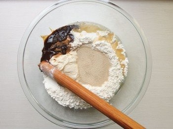 step2: 準備一個大調理碗,放入中筋麵粉,在麵粉中間挖一個洞倒入90%的水(10%的水,保留調整麵糰水份用)再加入酵母粉,約3-4分鐘,酵母粉活化後再加入所有材料(桂圓除外)。用桿麵棍混合所有材料。