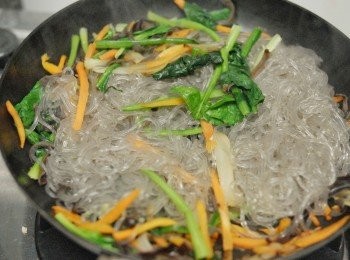 step5: 再下粉絲及所有<span class="group_2">調味料</span>拌勻