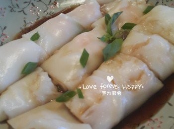 step10: 煮溶腸粉豉油材料, 加入腸粉內及撤上蔥粒, 即成美味軟滑鮮蝦腸粉