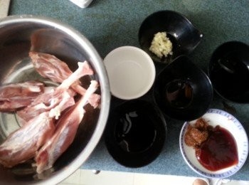 step1: 急凍豬寸骨解凍洗淨後,將蒜頭切碎加<span class="group_2">醃肉料</span>醃4小時以上,最好醃過夜更入味