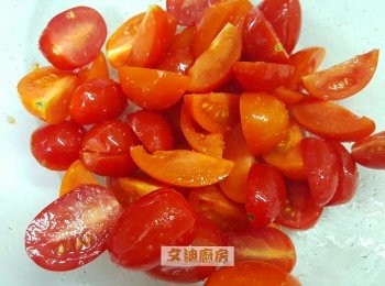 step2: 車厘茄切開，先用少許椰糖醃上一小時