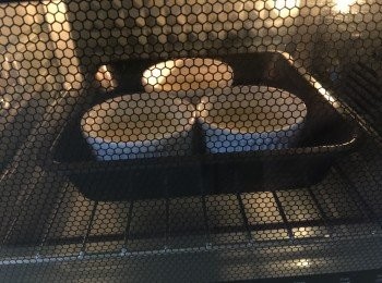 step4: 用蛋奶漿過篩後倒入小碗內，再把大盤器皿加入水，然後把小碗放上。放入已預熱爐內，150度上下火焗30分鐘。