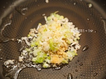 step3: 同一油鍋，將蒜、薑、蔥白末下鍋爆香。