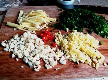 step2: 豆豉剁碎 , 蒜蓉去衣切細粒 , 薑切細粒及絲 , 辣椒切粒 , 蔥切粒