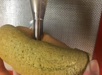 step16: <span class="group_1">麵包</span>出預後攤凍。
吱入綠茶<span class="group_3">忌廉餡</span>。