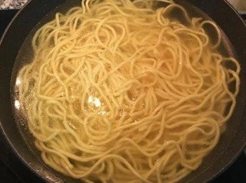 step2: 接著煮滾一鍋水,水裡下1-2匙的鹽巴和少許沙拉油,就可以把黃麵放下去煮了.