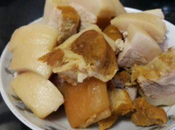 step1: 煲完湯的腩肉，取出後放涼，切件備用