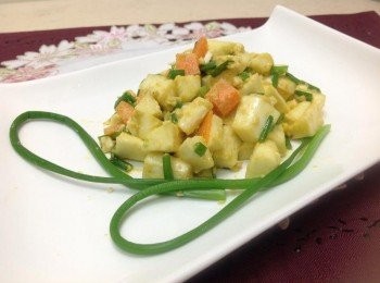 step3: 燙好的皎白筍丶紅蘿蔔放入蛋黃中拌炒後加入韮菜花（切小細段），少許塩、糖調味