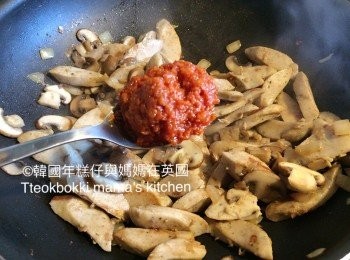 step3: 放入香腸片炒至金黄，加入蕃茄乾醬，