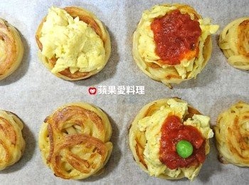 step11: 最後組裝：將嫰蛋放在鳥巢上，淋上蕃茄義大利麵醬，放上青豆，完成囉。