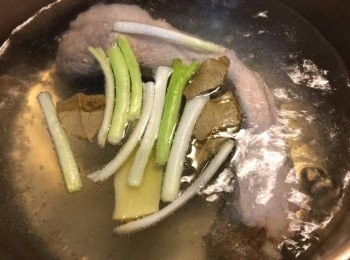 step1: 先將五花腩乾淨抹乾, 用煲內加水至可以蓋過肉面，加入薑片、紹酒、蔥段、香葉煮滾後, 調到中細火煮20分鐘, 然後熄火焗15分鐘