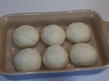 step5: (5) 輕拍，加入芝士搓圓，包面曬上麵粉後進行二發30分鐘