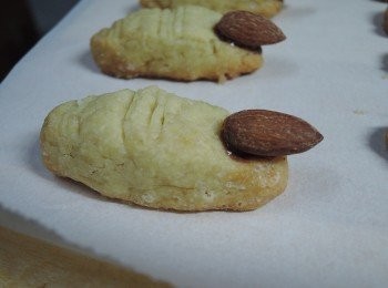 step5: 然後黏上整顆的杏仁~就大功告成囉!!!(可以放冰箱冰一下，讓巧克力回復成固體)