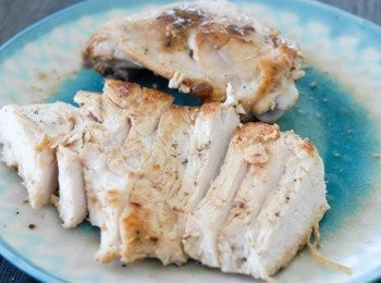 step1: 將雞肉用鹽和黑胡椒粉調味，用中火煎至兩面金黃色，然後切件