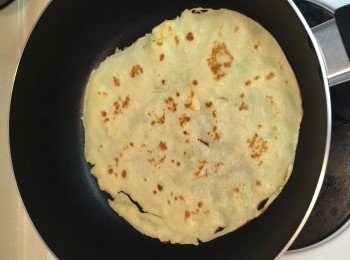 step3: 煎至雙面微上色，取出用筷子捲起