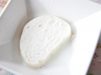 step2: 再將每片蠻投片浸泡至鮮奶一下撈起