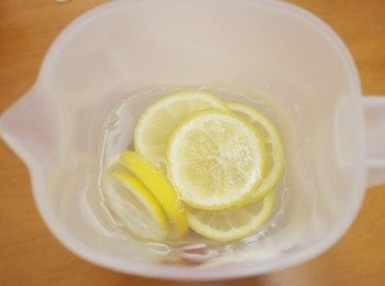 step4: 取一容器倒入冰水及檸檬片稍微用湯匙壓壓檸檬片。加入冰塊蓋上蓋子搖晃一下~~