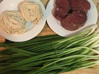 step1: 蔥洗淨略微瀝乾。切成兩段，蔥白、蔥綠分開放。 牛里肌用鹽和黑胡椒粉兩面都調味。 煮ㄧ鍋水，以備煮麵條。 醬油+醬油膏+糖可以先秤好放在同一個碗裡備用。