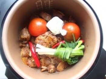 step8: 放入蕃茄,青蔥及滷包。