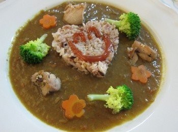 step3: 花椰菜．紅蘿蔔燙熟，雞肉用鍋子稍微煎熟擺盤即可