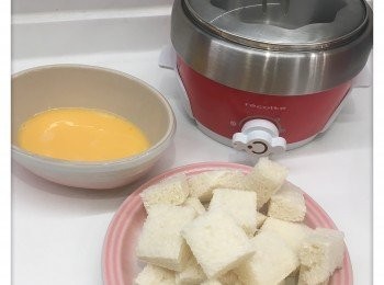 step1: 做法：
1. 先約面包切粒粒備用
2. 打發雞蛋後加入奶，製成蛋醬