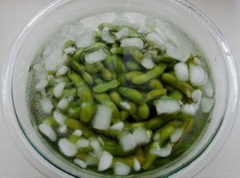 step3: 準備一鍋冰水,煮好的毛豆撈起泡冰水冰鎮(保持豆莢翠綠色)