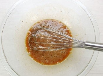 step9: 不需將蛋打發,做布朗尼蛋糕是不需打發的,只要全部混合均勻即可。