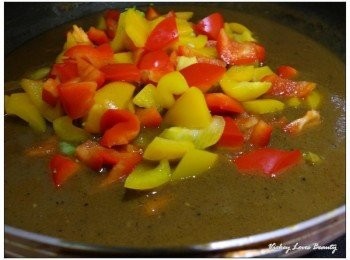 step6: 利用剛才醃泡豬里肌的黑楜椒咖哩醬，加入適量的水之後煮開至稠狀後，再放入雙色甜椒再進行燴煮，燴煮的時間則是可以依照個人的喜好而定。