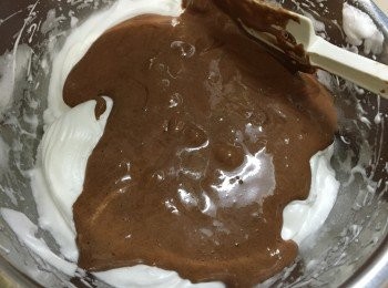 step6: 6. 將以上步驟的混合物一次過倒入剩餘的旦白霜內,以切拌法拌至均勻便收手