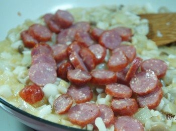 step7: 把香腸切片放進來炒