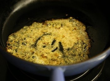 step2: 餘下牛油燒溶後加乾蔥及香茅炒香