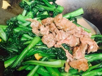 step4: 再燒熱油鑊，爆香剩下的薑和蒜。放入菜心炒至略軟身後加入鹽和糖，炒至熟透後加入牛肉炒匀即可。