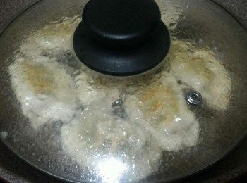 step2: 下少許水, 蓋上鑊蓋。,