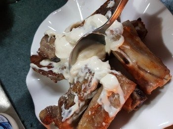 step3: 取出己經焗好的金沙骨,加入2湯匙奇妙醬拌勻即可