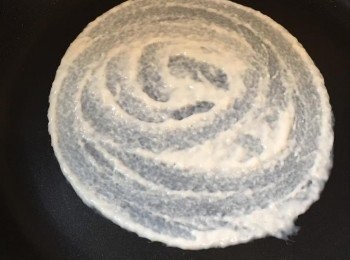 step3: 平底鍋開小火燒熱，在鍋面均勻抹一層菜油，取適量麵糊，以畫圓方式薄薄的抹在燒熱的鍋面上