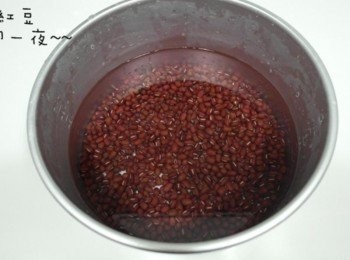 step1: 在煮紅豆湯的前一晚上把紅豆給洗乾淨~~ 然後泡水泡一個晚上..至少要6個小時以上喔^^