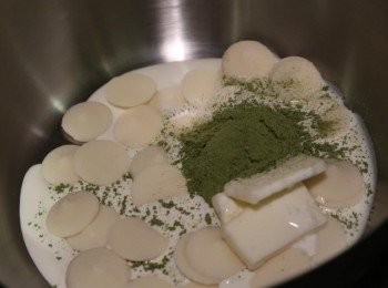step1: 將抹茶內餡的原料倒入鍋中隔水加熱，白巧克力的熔點非常的低，切忌高溫，避免油水分離。