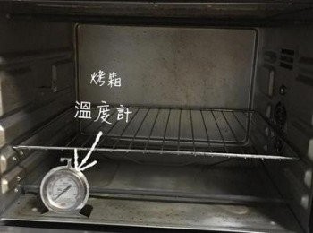 step6: 做烘焙的料理，溫度很重要，女漢子家的烤箱並沒有辦法分開調上下火的溫度，也不是電子控溫的，所以要知道烤箱內的溫度就只有靠烤箱內溫度計。建議大家可以添購，這樣做烤箱料理時更能掌握溫度變化。