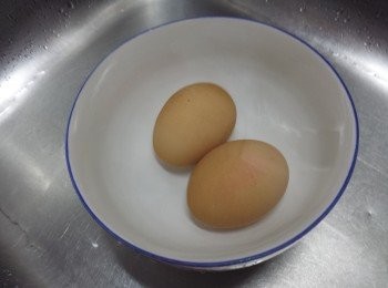 step4: 將蛋拿出後即放入水中沖浸5分鐘，即可脫殼及切開。