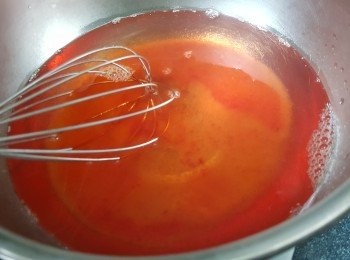 step11: 此時可以準備好<span class="group_3">士多啤梨啫喱面：</span> 將魚膠粉倒入士多啤梨啫喱粉中混合，再倒滾水，攪拌至無粉粒，攤凍待用