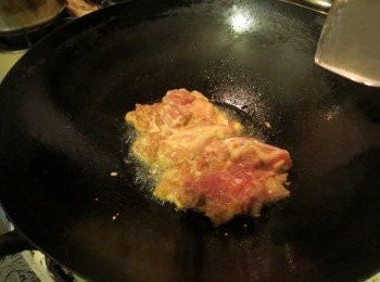 step2: 先將雞腿(拆骨)在没皮的肉那一面轻轻切幾刀(防止鸡肉收缩不像鸡扒)然后清洗乾淨抹乾加入<span class="group_2">醃料</span>拌勻，醃1/2小時。鍋燒熱油，將雞腿煎至兩面金黃九成熟，盛出待用。