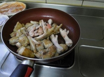 step2: 下少許麻油把雞肉煎至微金黃後起鍋備用，